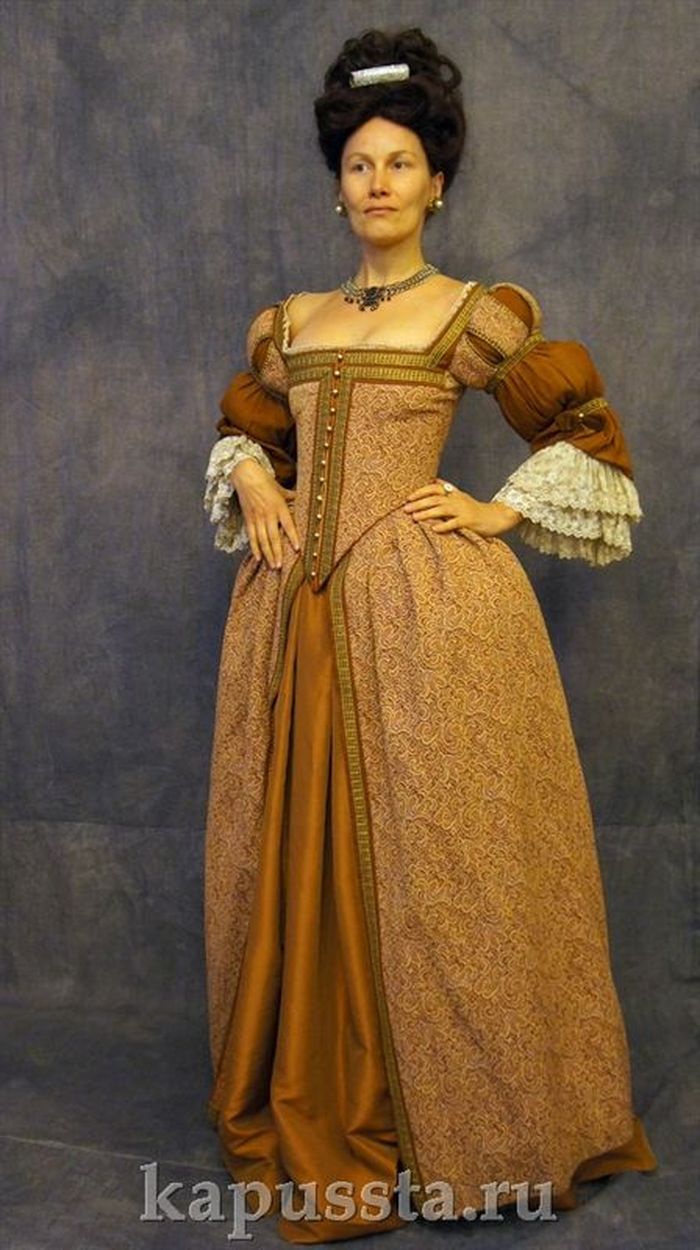 Платье барочное в парике с диадемой